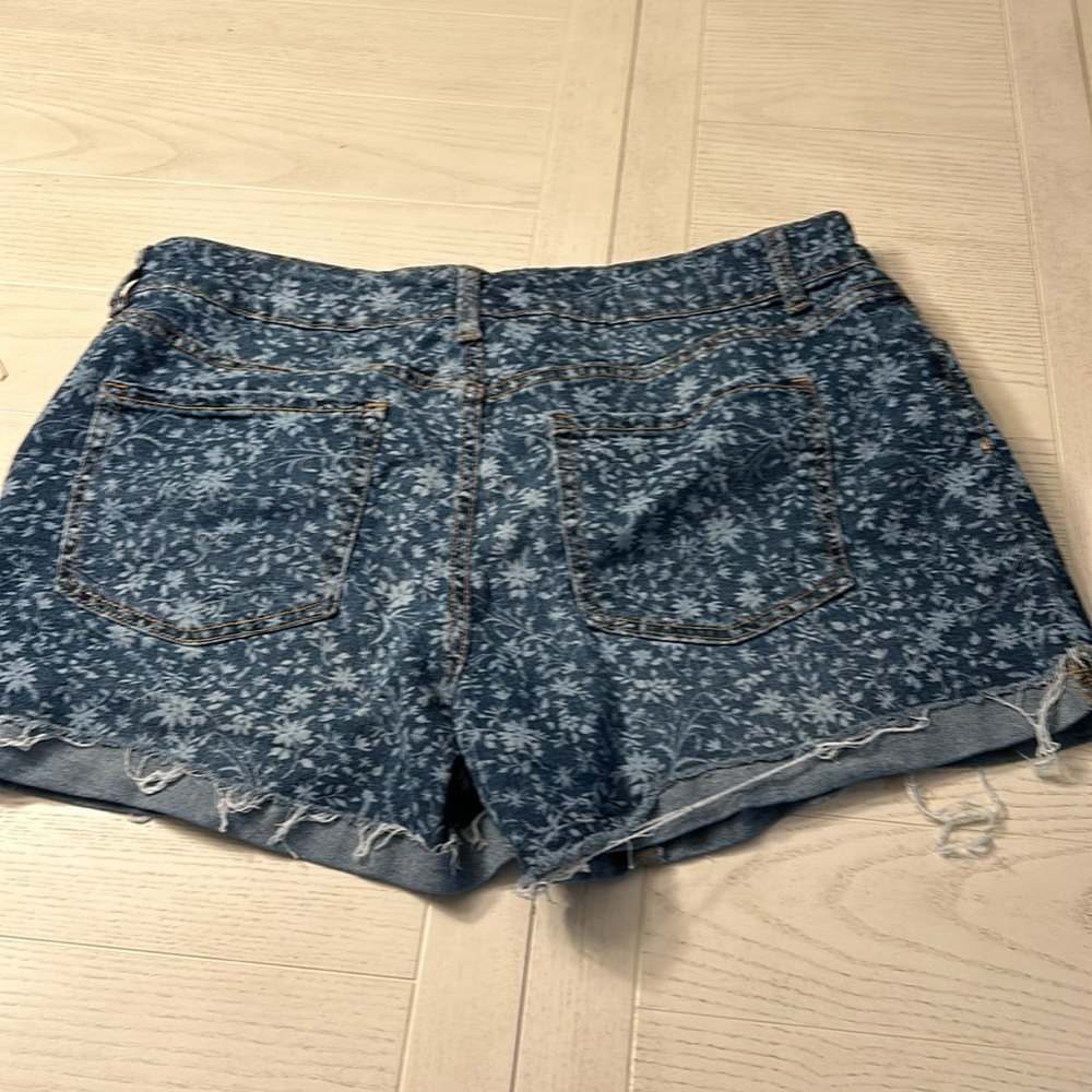 TIME and TRU mid rise blue floral shorts - Picture 2 of 2
